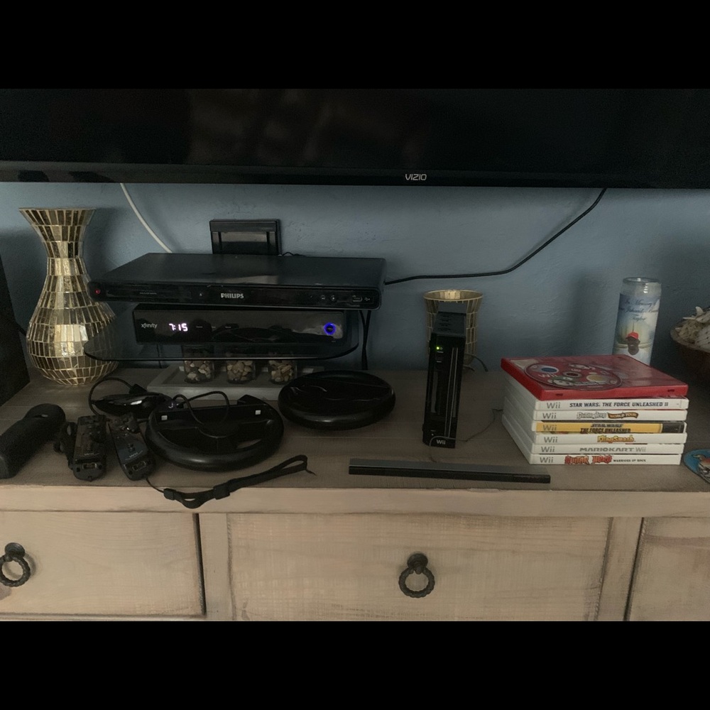 Nintendo Wii Console - Picture 3 of 8